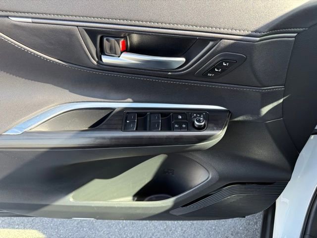 Used 2024 Toyota Venza XLE image 13