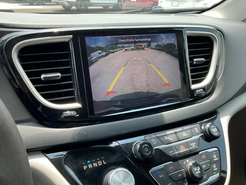 Used 2023 Chrysler Pacifica Touring-L FWD image 41