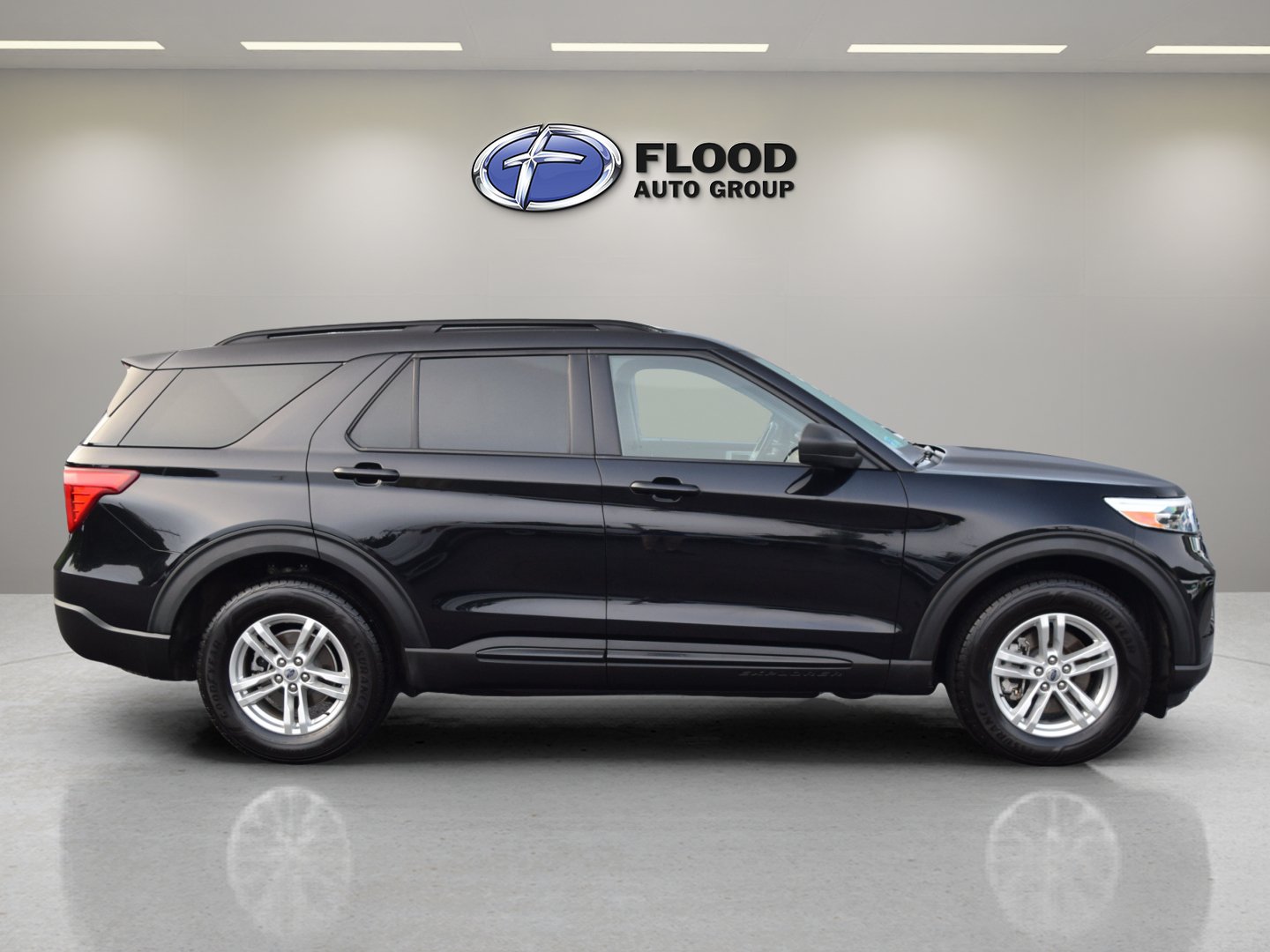 Certified 2021 Ford Explorer XLT w/ Equipment Group 202A AWD/4WD image 3