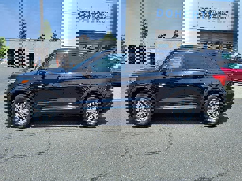 Certified 2022 Ford Explorer XLT w/ Equipment Group 202A image 10