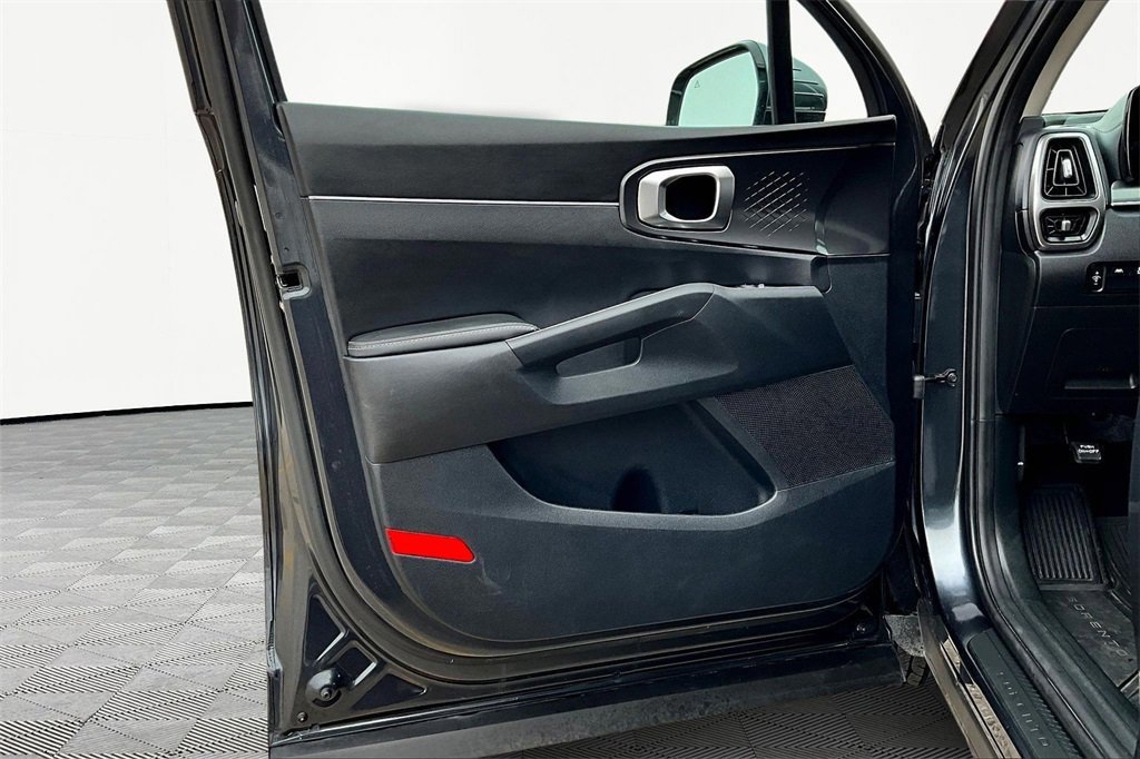 Used 2023 Kia Sorento LX image 23