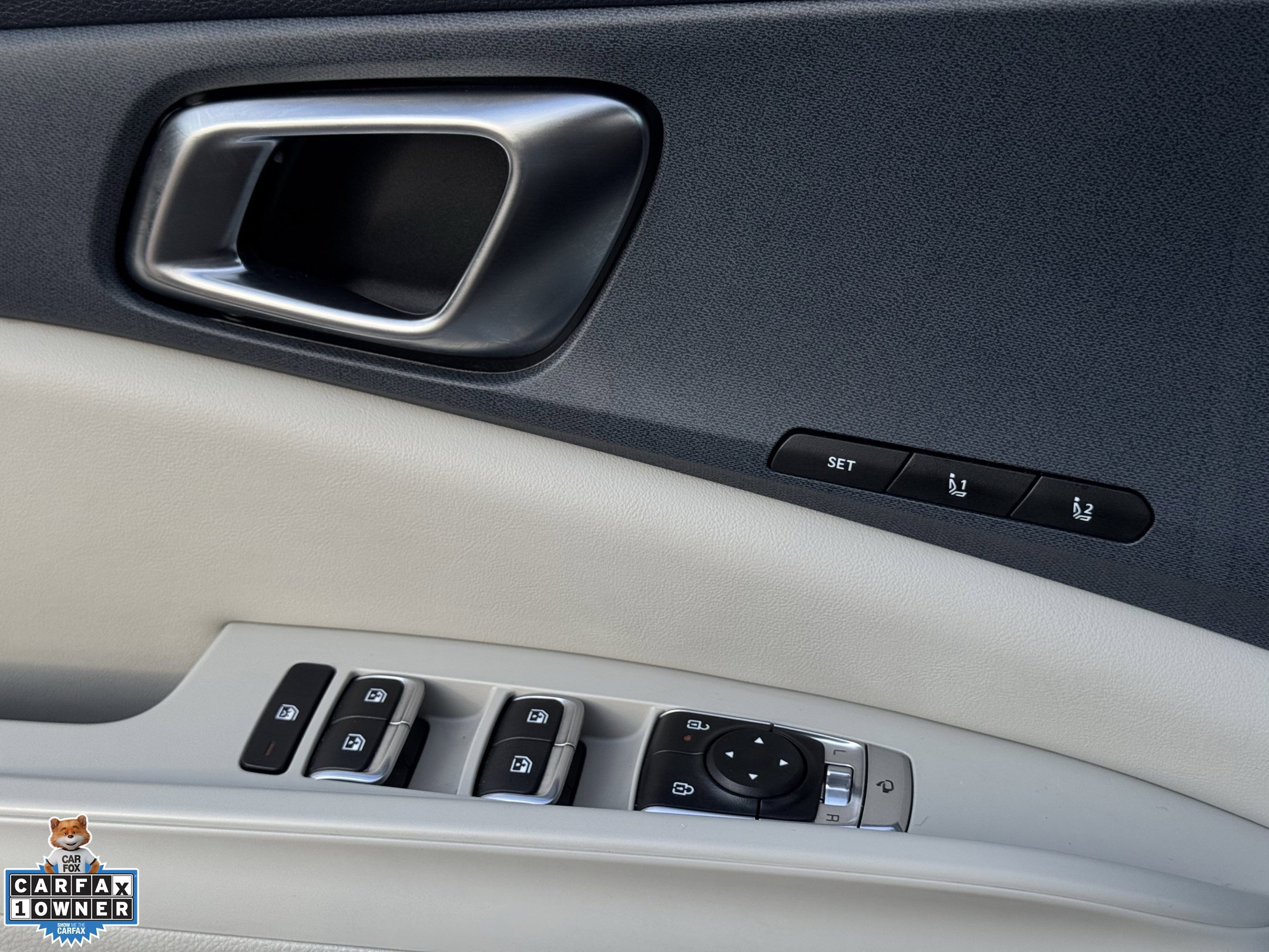 Used 2025 Kia Carnival EX FWD image 26