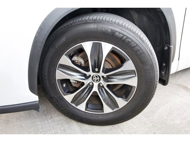 Used 2023 Toyota Highlander XLE FWD image 32