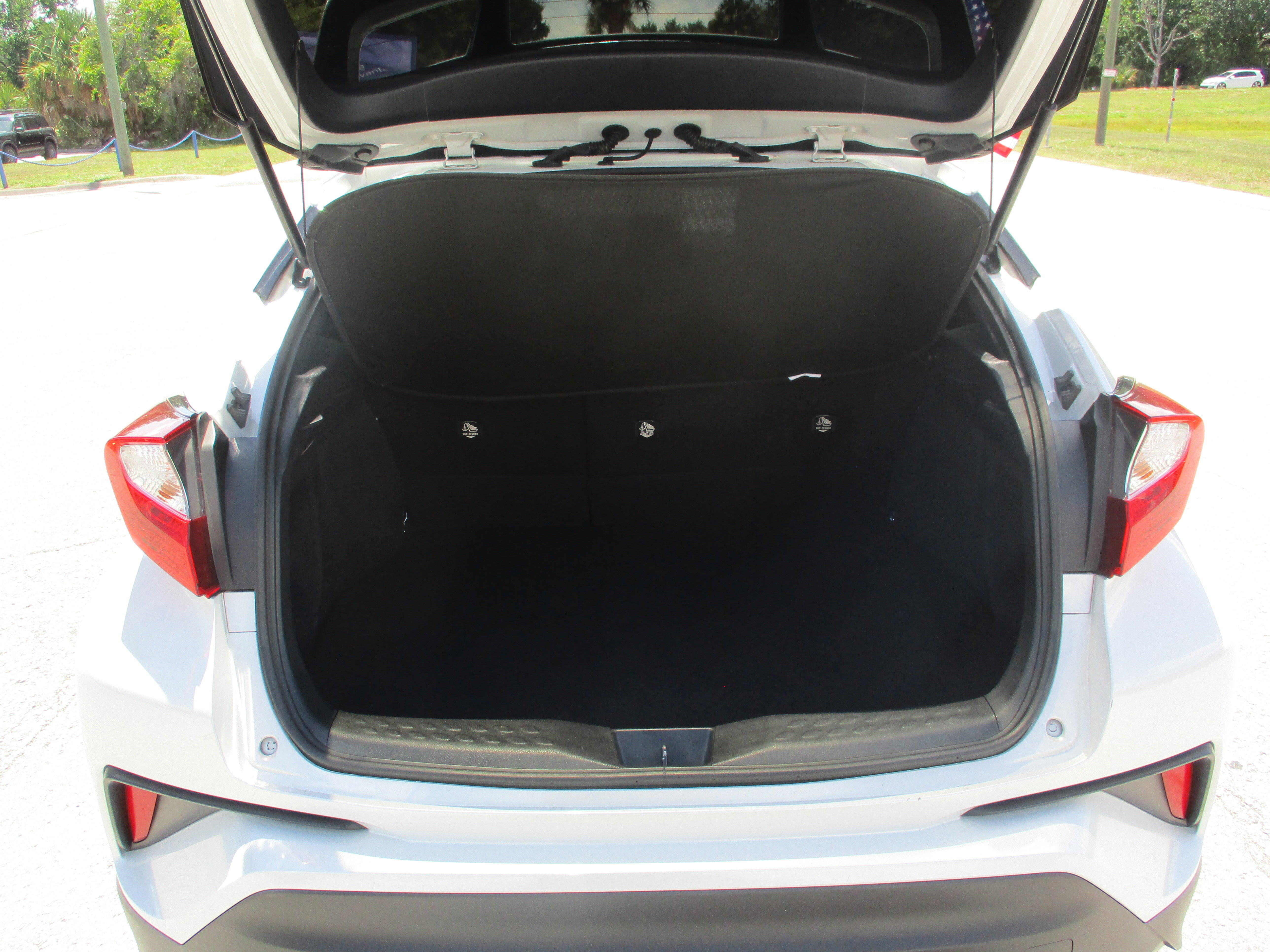 Used 2020 Toyota C-HR XLE FWD image 12