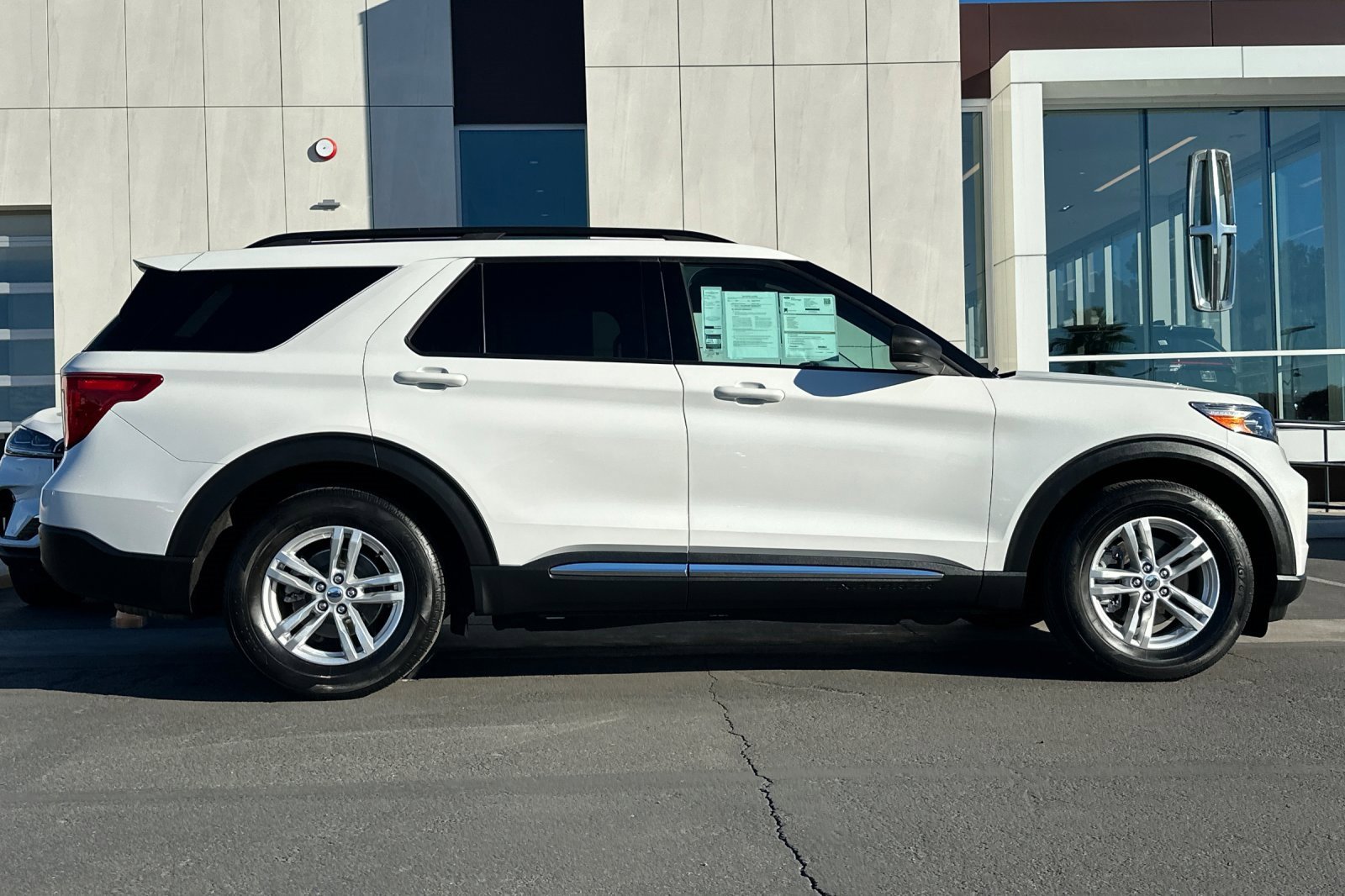 Certified 2022 Ford Explorer XLT image 2