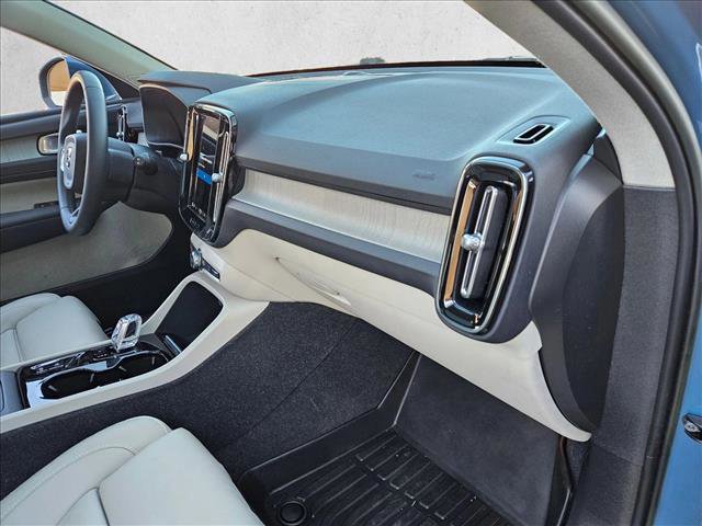 Used 2023 Volvo XC40 B5 Plus image 22
