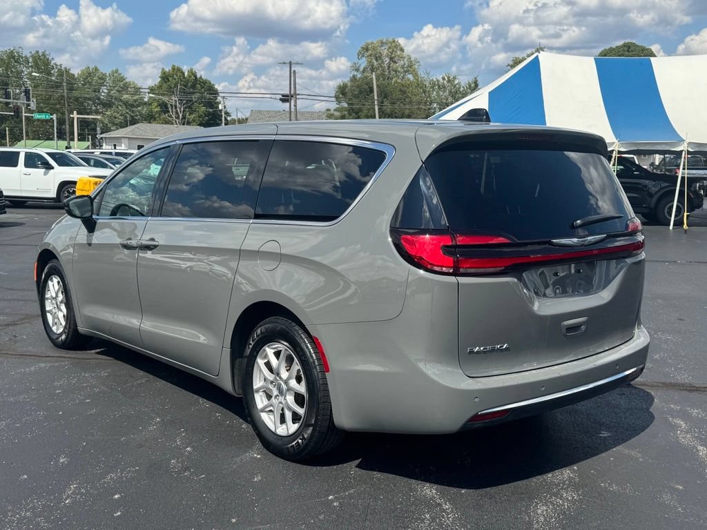 Used 2025 Chrysler Pacifica Select FWD image 27