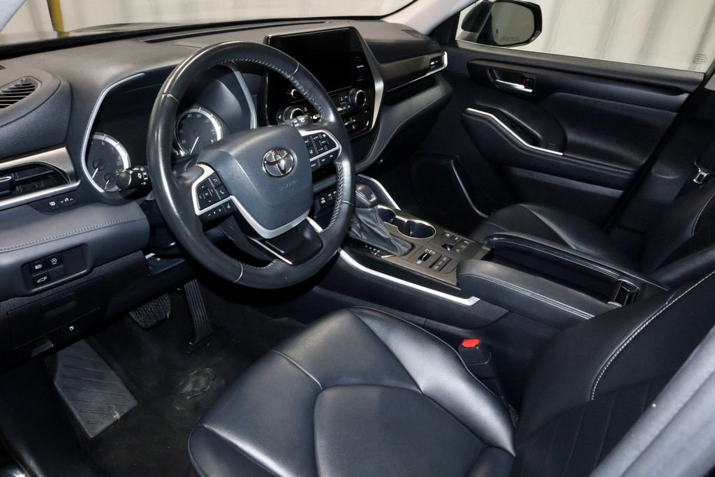 Used 2023 Toyota Highlander XLE AWD/4WD image 26