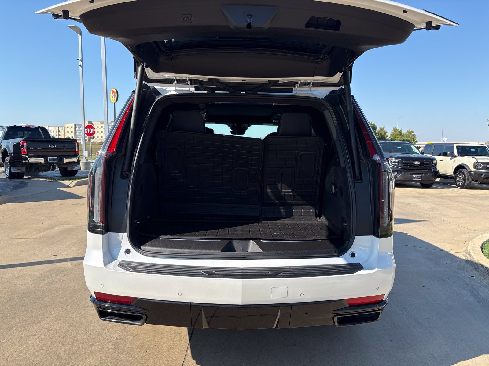 Used 2024 Cadillac Escalade Sport Platinum w/ LPO, ONYX Package AWD/4WD image 4