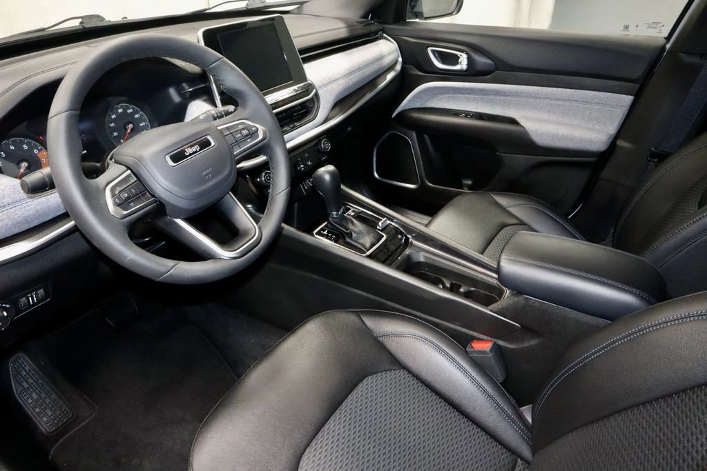 Used 2025 Jeep Compass Latitude image 22