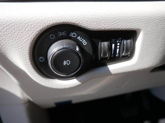 Used 2023 Chrysler Pacifica Touring-L FWD image 16