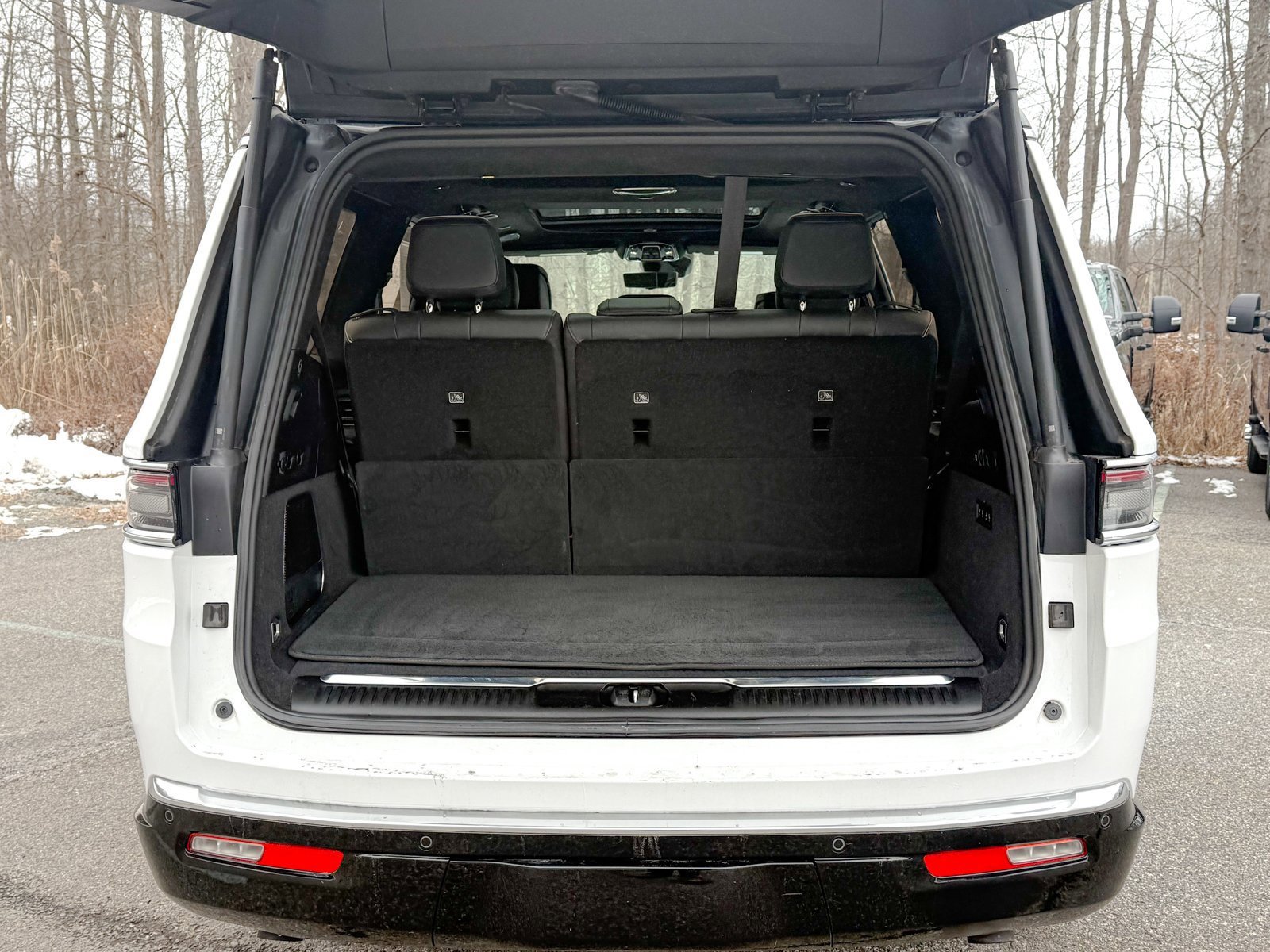 Used 2023 Jeep Grand Wagoneer Series III image 12