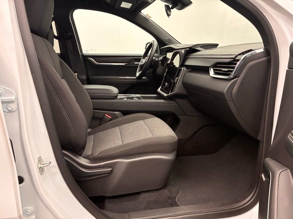 Used 2025 GMC Acadia Elevation image 25