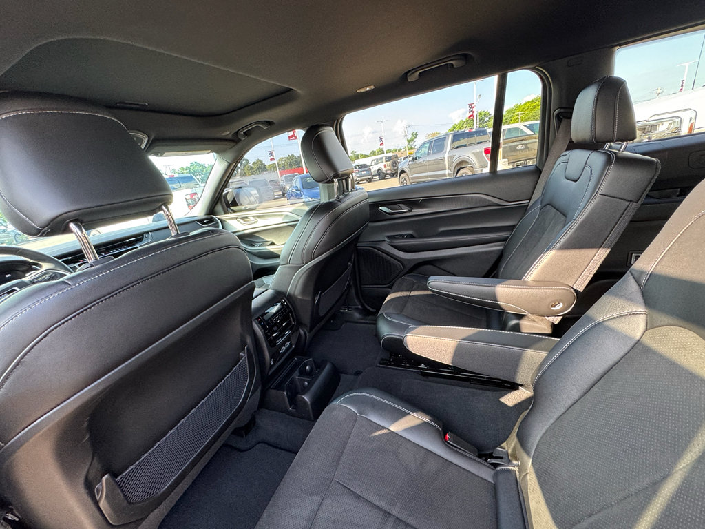 Used 2023 Jeep Grand Cherokee L Laredo AWD/4WD image 25