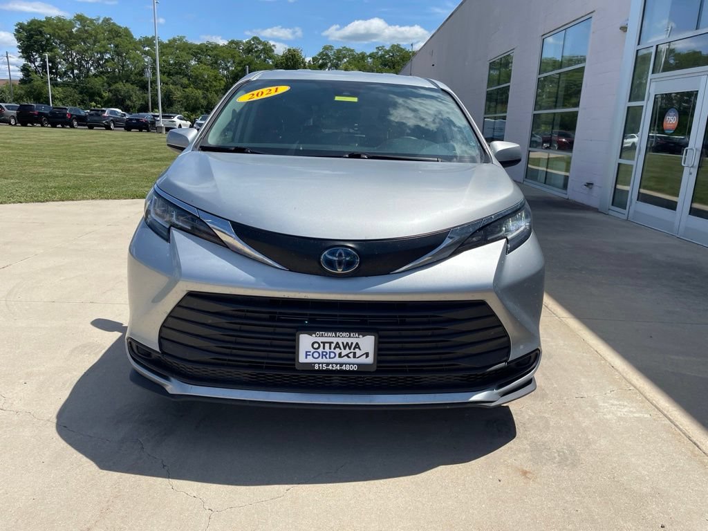 Used 2021 Toyota Sienna LE FWD image 3