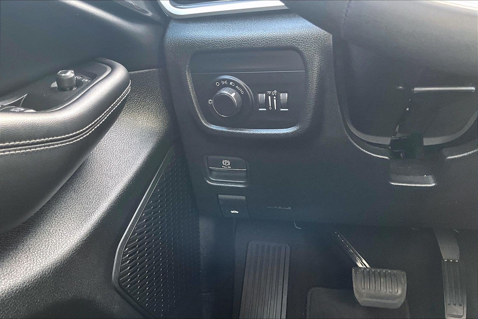 Used 2024 Jeep Grand Cherokee Altitude AWD/4WD image 38