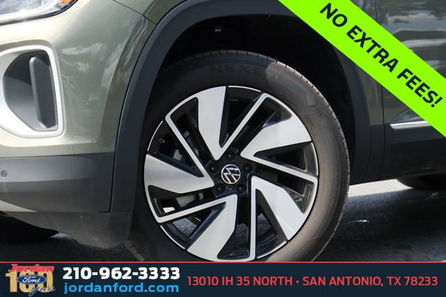 Used 2025 Volkswagen Atlas SEL AWD/4WD image 3