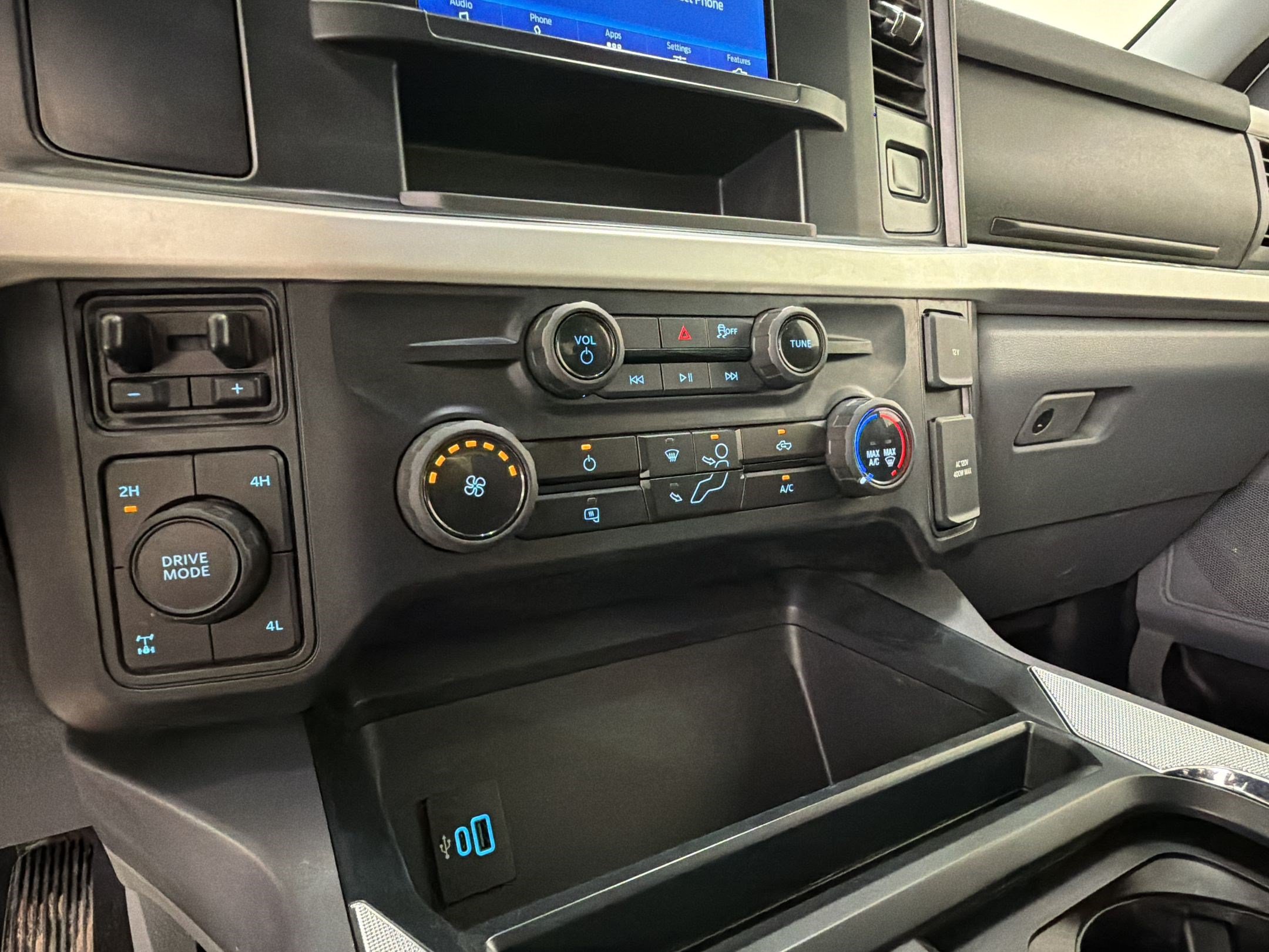 Certified 2025 Ford F250 XLT w/ FX4 Off-Road Package AWD/4WD image 18