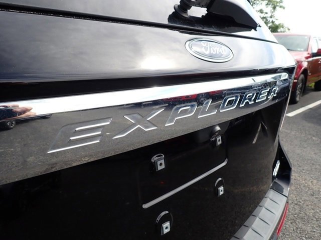 Certified 2022 Ford Explorer XLT w/ Equipment Group 202A image 9
