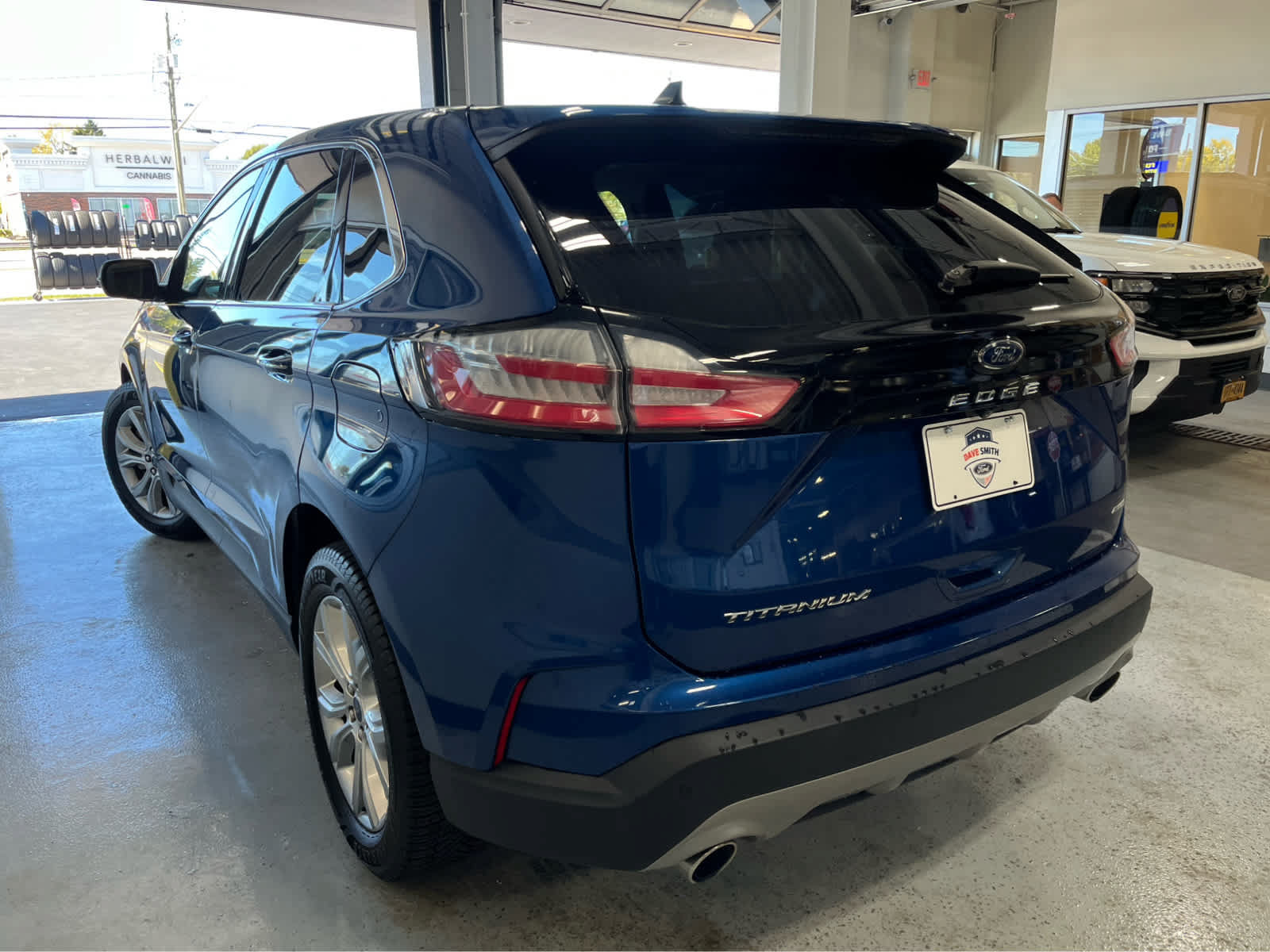 Certified 2022 Ford Edge Titanium AWD/4WD image 5