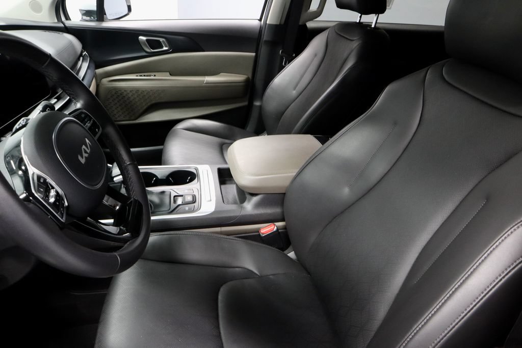 Used 2025 Kia Carnival FWD image 24