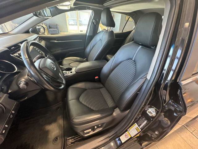 Used 2019 Toyota Camry SE w/ Sunroof Package image 18