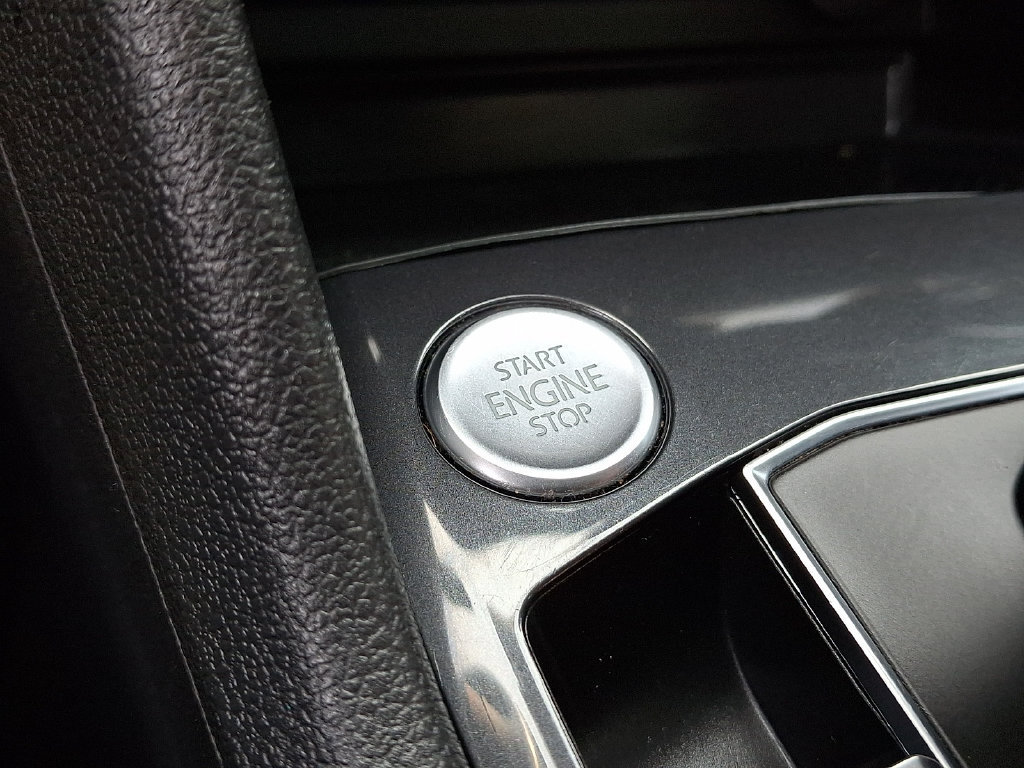 Used 2020 Volkswagen Tiguan SEL AWD/4WD image 33