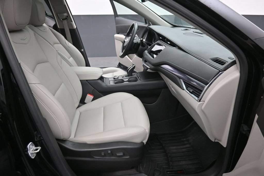 Used 2023 Cadillac XT4 Luxury w/ Driver Awareness Package FWD image 16