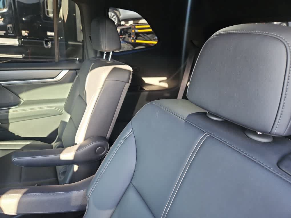 Used 2025 GMC Acadia Elevation w/ Elevation Premium Package FWD image 13