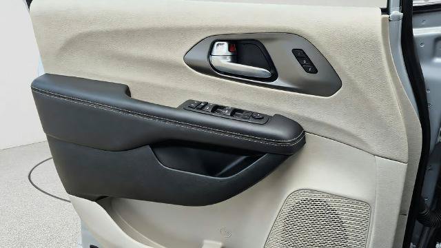 Used 2024 Chrysler Pacifica Touring-L FWD image 24