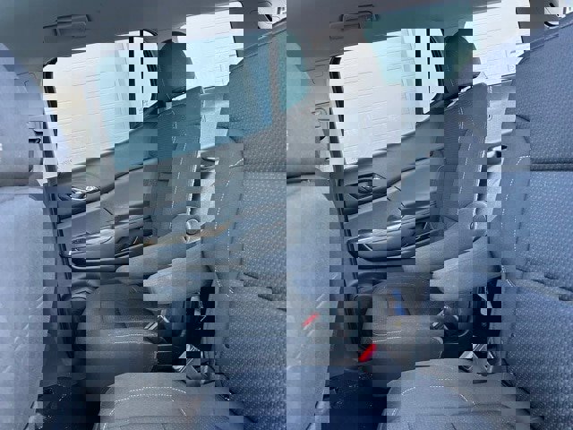 Used 2021 GMC Acadia SLE image 9