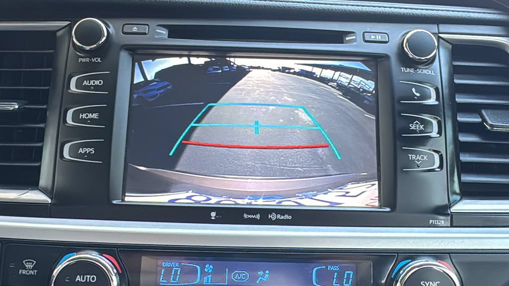 Used 2018 Toyota Highlander Plus w/ Carpet Mat Package (TMS) FWD image 16