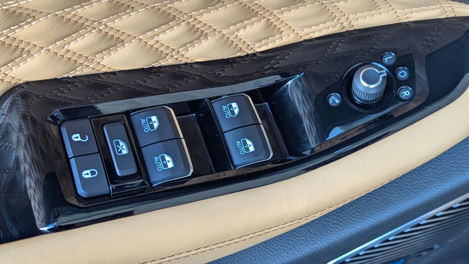 Used 2022 Jeep Grand Cherokee Summit w/ Luxury Tech Group V image 22