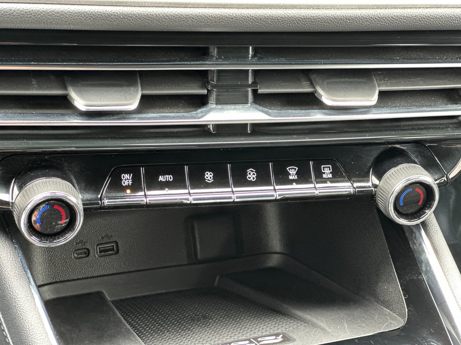 Used 2025 Chevrolet Traverse LT image 21