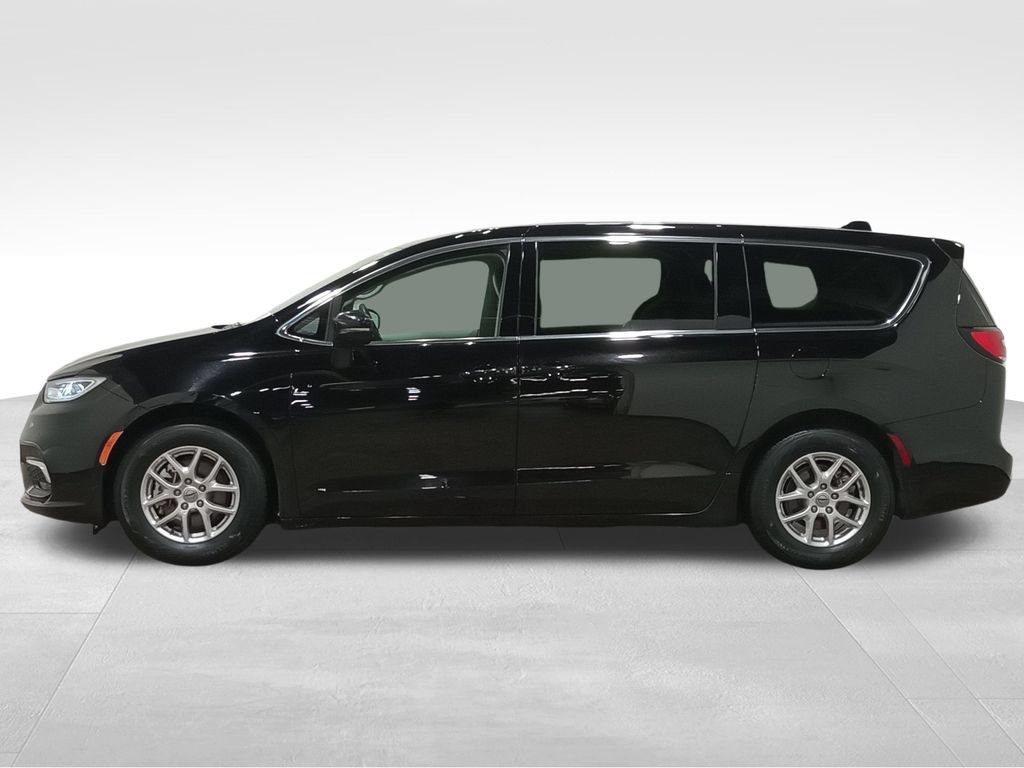 Used 2024 Chrysler Pacifica Touring-L FWD image 8