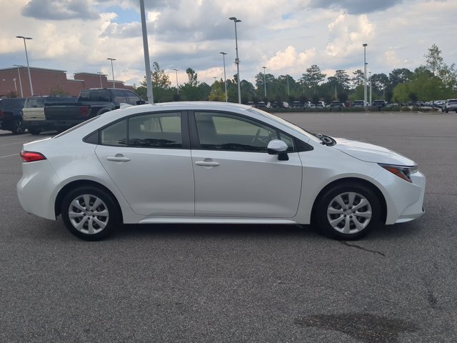 Used 2022 Toyota Corolla LE FWD image 3