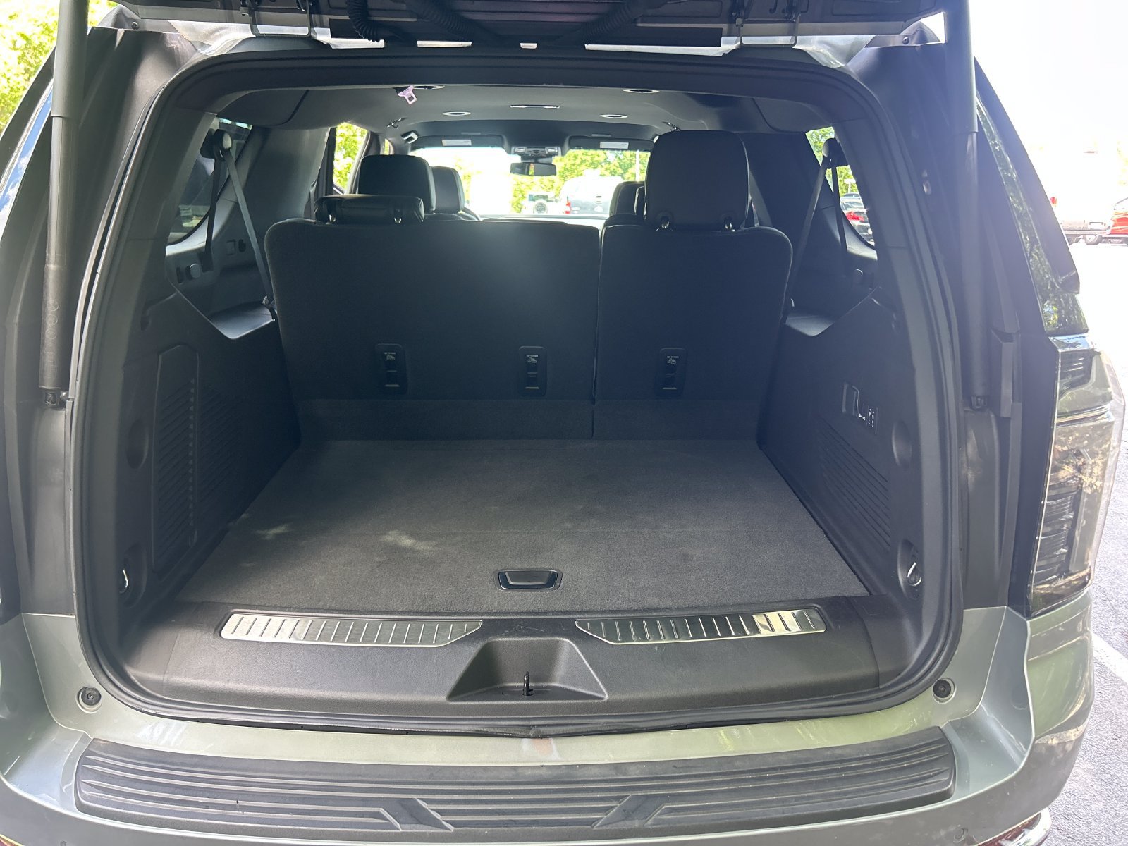 Used 2025 Chevrolet Suburban Premier RWD image 26