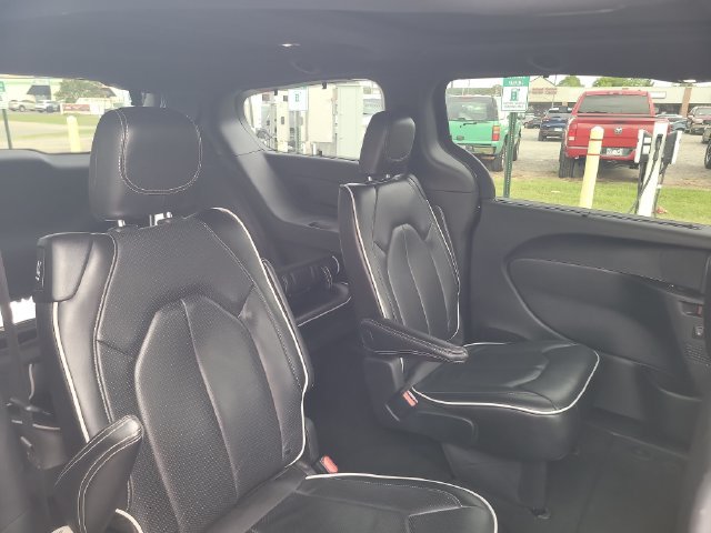 Used 2025 Chrysler Pacifica Limited FWD image 28