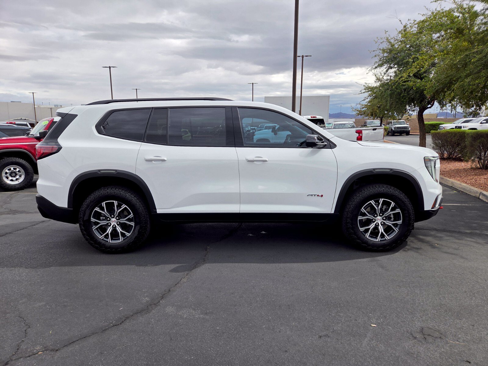 Used 2025 GMC Acadia AT4 w/ Luxury Package AWD/4WD image 7