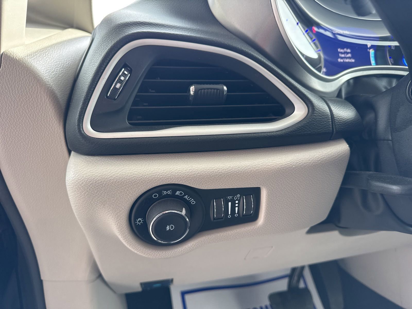 Used 2024 Chrysler Pacifica Touring-L image 25