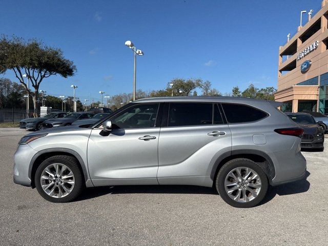 Used 2022 Toyota Highlander Limited image 2