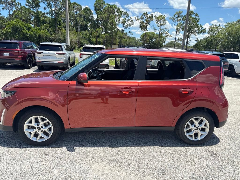 Used 2024 Kia Soul LX w/ Option Group 015 FWD image 2