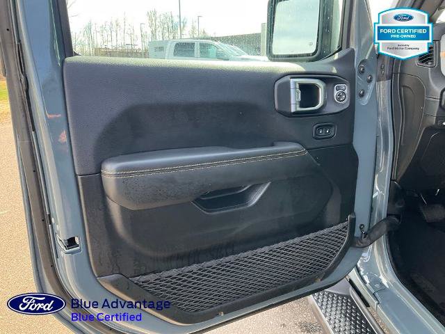 Used 2025 Jeep Wrangler Unlimited Sahara AWD/4WD image 16