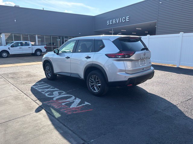 Used 2024 Nissan Rogue S AWD/4WD image 5