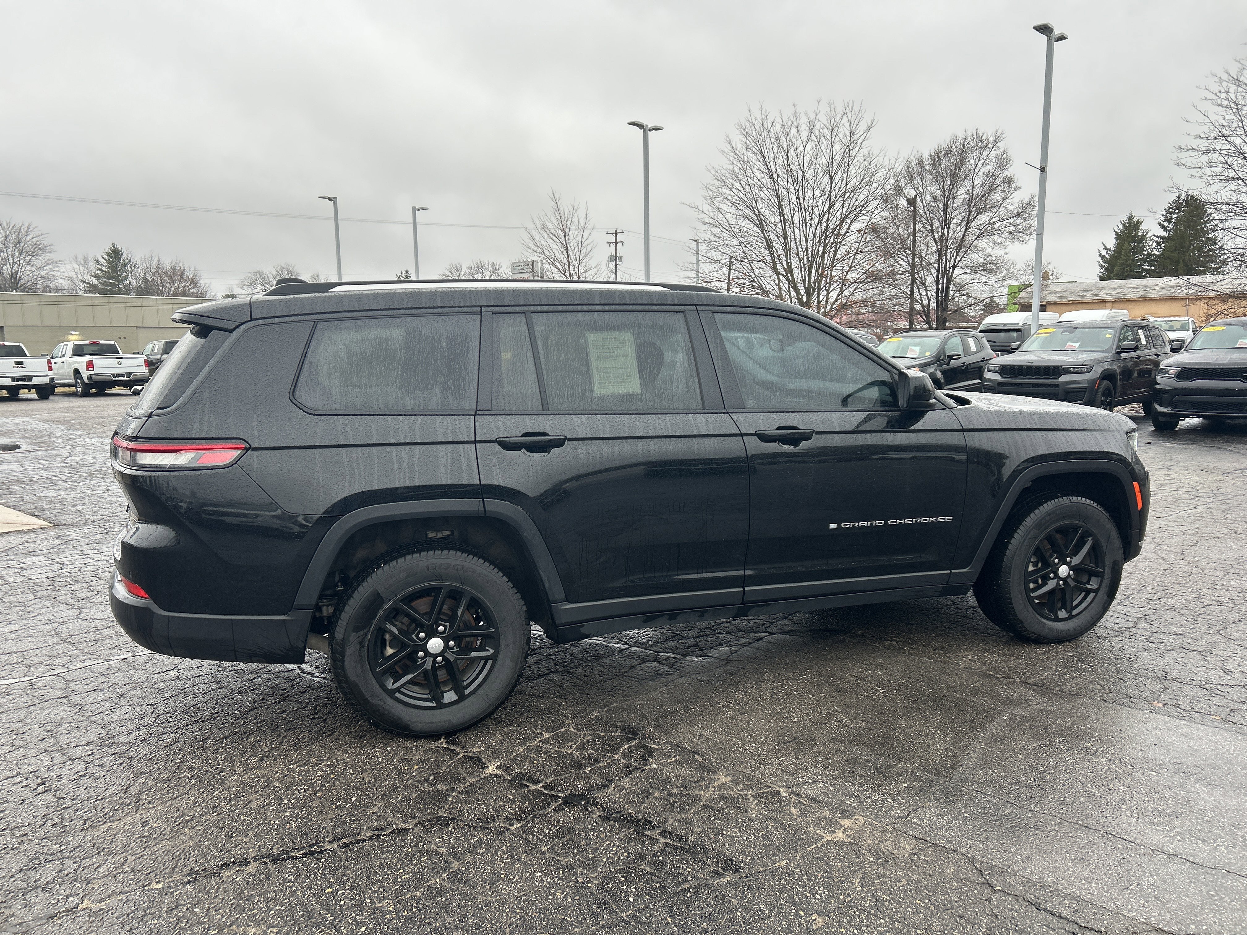 Used 2023 Jeep Grand Cherokee L Laredo AWD/4WD image 3