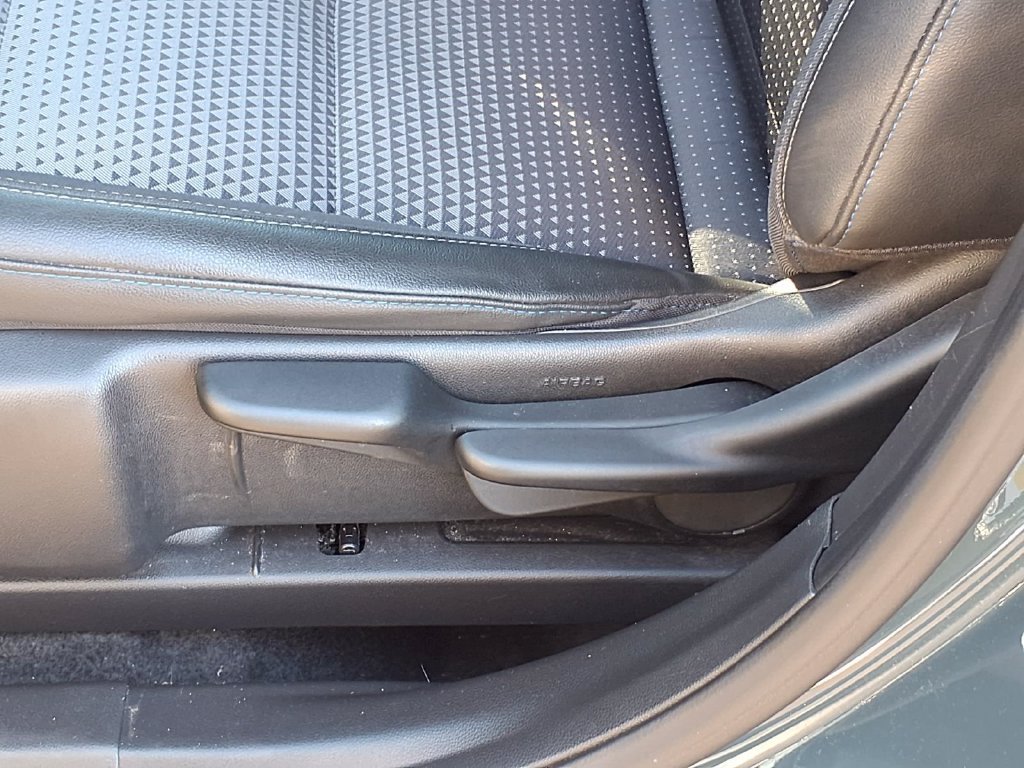 Used 2025 Chevrolet Trax LT FWD image 12