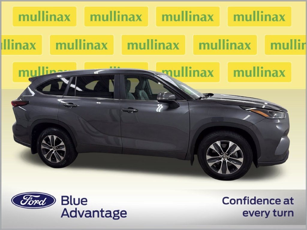 Used 2024 Toyota Highlander XLE FWD image 2
