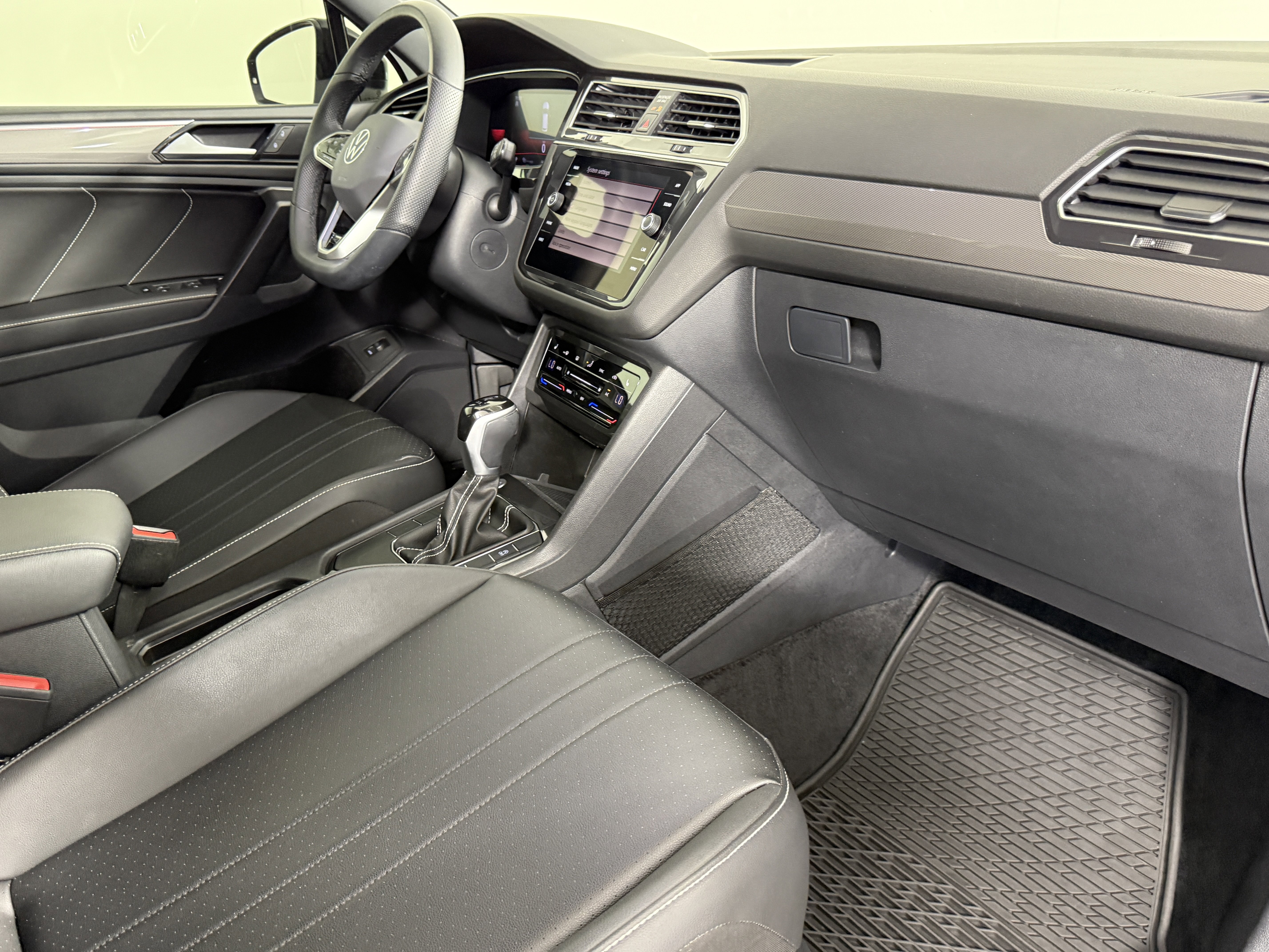 Used 2024 Volkswagen Tiguan SE R-Line image 9