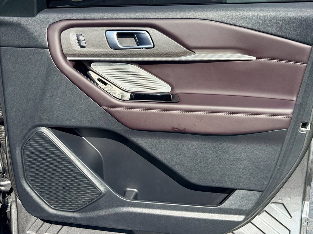 Certified 2025 Ford Explorer Platinum RWD image 9