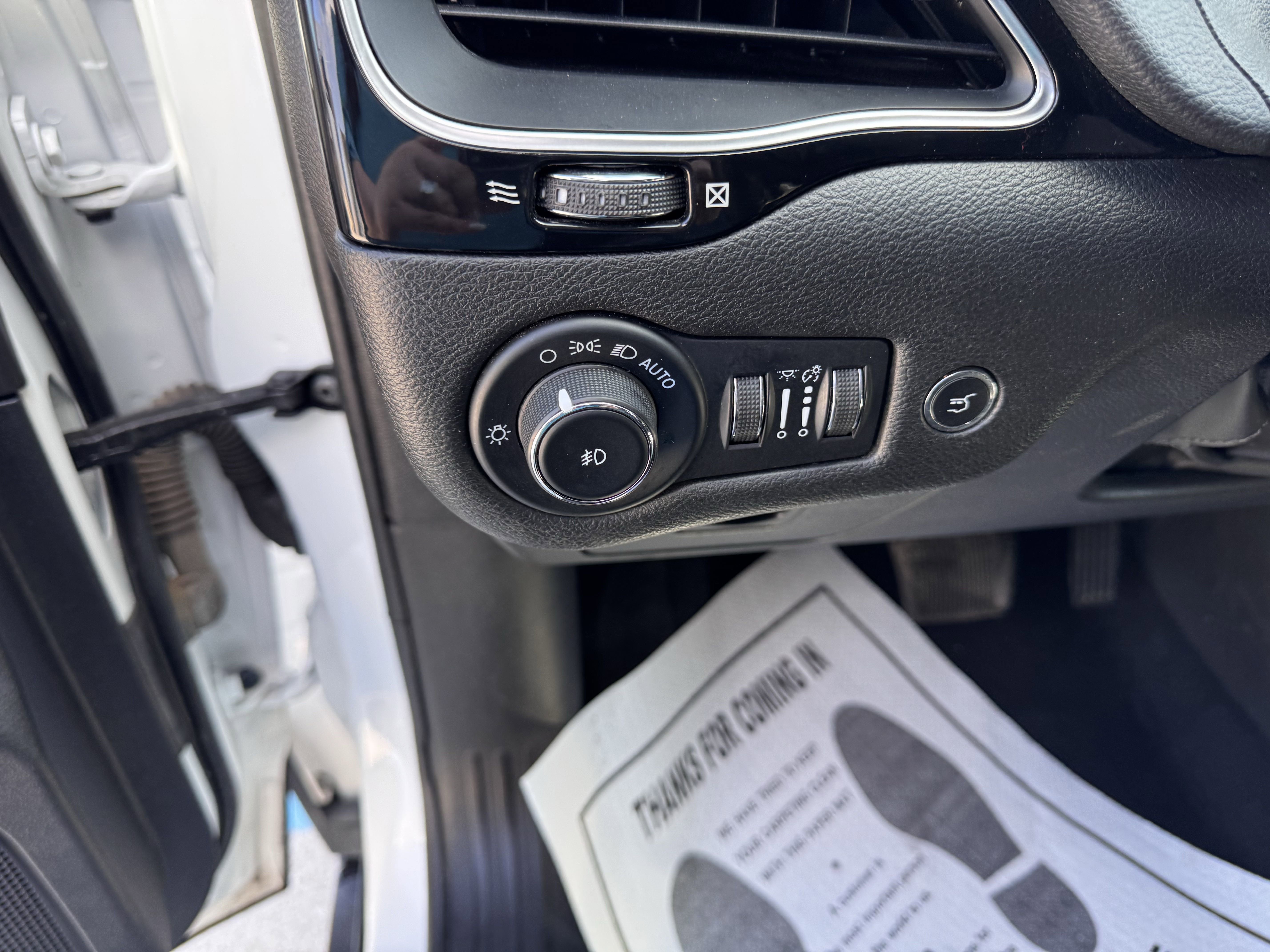 Used 2023 Jeep Cherokee Altitude Lux image 11